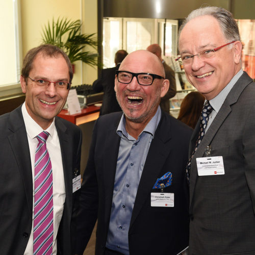 Drei gut gelaunte Konferenzteilnehmer: Holger Woyciechowski (Coop), Christoph Ester (Bäro), Michael W. Junker (Einzelhandelsberatung & Ladenbauarchitektur)