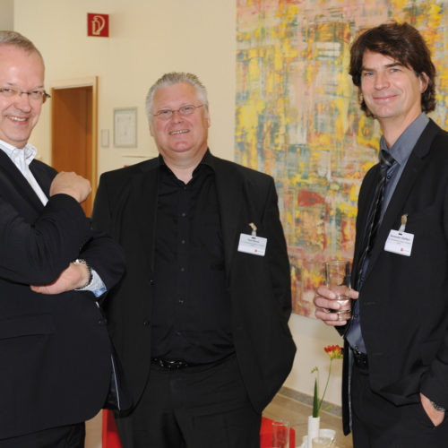 Auf Wiedersehen: Katharina Wenge (WestLB) und RA Wolfgang Kolpin mit geschulterten Kongress-Unterlagen