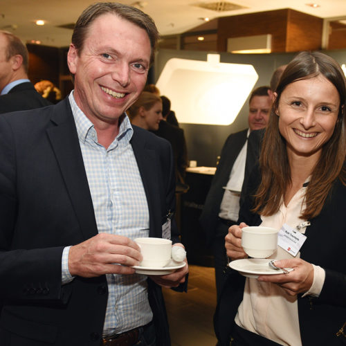 Kaffeepause: Ruth Toechterle (Interstore Design) und Claus Schmidt (Schweitzer Ladenbau)