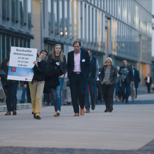 Hier geht’s lang zur Abendveranstaltung im Kölner Rheinauhafen.