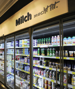 Bei Rewe Lenk in Sprockhövel dienen LED-Lampen als Beleuchtung der 27 Meter langen Mopro-Regalfront. (Foto: Michael E. Schramm)