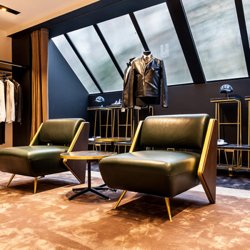 In der Herrenabteilung sind die Sessel mit tief dunkelgrünem Leder bezogen und der Bodenbelag hellgrau. (Foto: Dsquared2 Amsterdam)