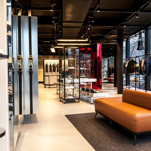 Demgegenüber zeigt der Store in Rotterdam auf 189 qm ein deutlich plakativeres Konzept. (Foto: Dsquared2 Rotterdam)