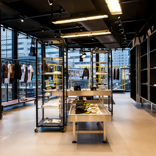 Neonlicht, Metalldetails, unverkleidete Säulen, ein Boden aus poliertem Beton und schlichte Wandgestaltung unterstreichen den zeitgemäßen Loft-Charakter. (Foto: Dsquared2 Rotterdam)