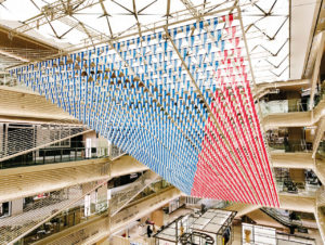 Wie ein riesiges Netz spannt sich dieses Kunstwerk im Atrium von Ginza Six (Foto: Ginza Six Retail Management, Tokio)