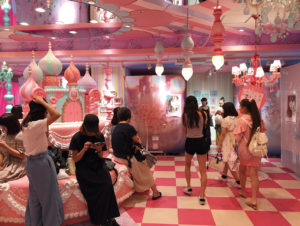 Girlie-Kaufhaus Shibuya 109, eingerichtet im japanischen „Jugendstil“ (Foto: dlv)