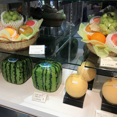 Viereckige Melonen, gesehen bei Sun Fruits im Midtown Tower, Roppongi (Foto: EHI)