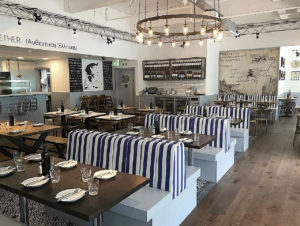 Der Restaurantbereich „Real Greek“ im Warenhaus Debenhams: Stil statt künstliche Weintrauben (Foto: Debenhams)