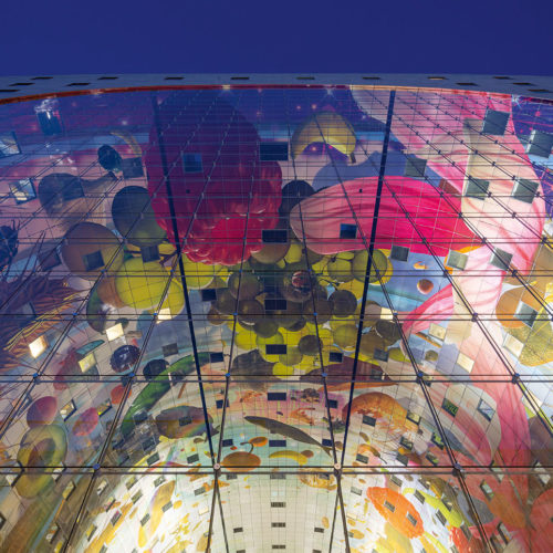 Die grandiose Decke der Markthalle beinhaltet hyperrealistische Darstellungen von Gemüse, Obst und Getreide. (Foto: Ossip van Duivenbode)