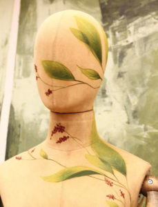 Display-Mannequins mit Blütendekor