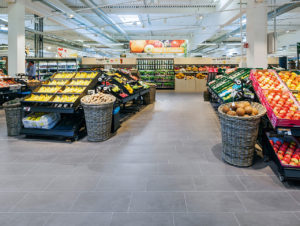 Klassischer“ Feinsteinzeugboden in einem wertigen Farbton im Globus-Markt in Rüsselsheim. (Foto: Deutsche Steinzeug AG)