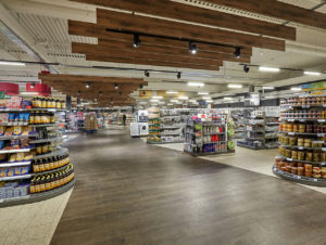 Der Marktkauf Nüsken in Ennigerloh setzt Akzente mit einem elastischen Designboden in Holzoptik. (Foto: Deutsche Steinzeug AG)