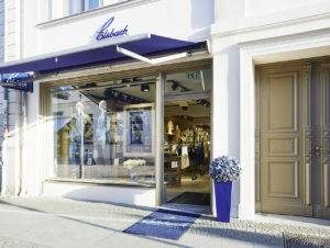Bei den Jeanshops Elsbach Denim Library ist die Außengestaltung Teil des Gesamtkonzepts, hier die Filiale in Potsdam. (Foto: Ahlers AG)