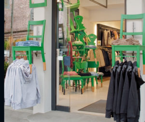 Emma in Tettnang: Witzig recycelte Stühle als Warenträger peppen den gesamten Laden auf