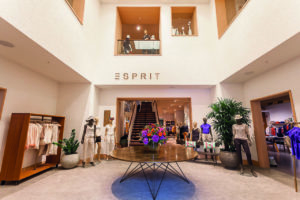 Esprit in Düsseldorf: Ein Innenhof ist prädestiniert für besondere Inszenierungen