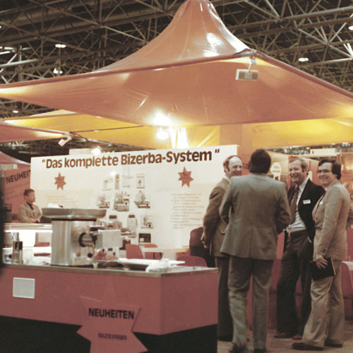 Bizerba, Hersteller von Waagen und Schneidemaschinen, lädt auf der EuroShop 1978 zum Standbesuch ein. (Foto: Bizerba)