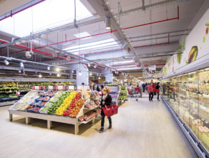 Die Obst- und Gemüseabteilung hat Tageslicht. Der Bodenbelag sind Fliesen in Plankenform mit Holzoptik.
