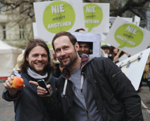 Karsten Schaal (l.) und Christian Fickert (r.) sind Geschäftsführer des Online-Supermarkts food.de.