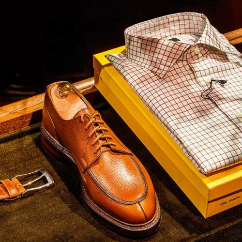 Gegenüber von „Feines Schuhwerk“ liegt der Store von Vickermann und Stoya, einem Maßschuhmacher modernen Zuschnitts, der neben rahmengenähten Schuhen auch z.B. in abendlichen Schuhpflegekursen für den modernen, stilbewussten Mann von heute die „Kunst des richtigen Schuhputzens“ zelebriert – die sich übrigens großer Nachfrage erfreuen. (Foto: Marc Junghans Photography)