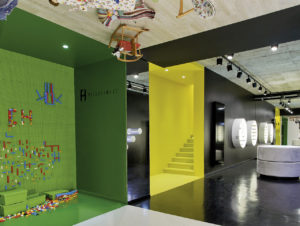 Die Kinderabteilung in einer der drei Münchner Freudenhaus-Filialen zaubert ein nostalgisches Spielzimmer an die Decke.