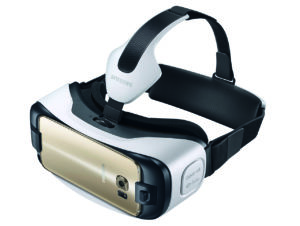 Beim Gear VR wird ein Smartphone quer in eine VR-Brille gespannt. (Foto: Samsung)