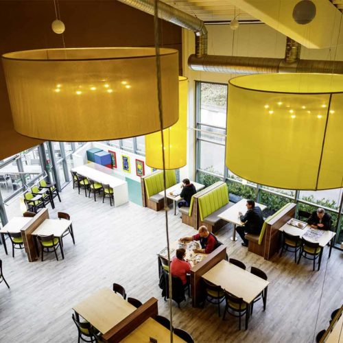 Die großen dekorativen Lampenschirme haben einen Durchmesser von drei Metern und dienen ebenso derSchallreduzierung wie die Designböden in Holzoptik. (Foto: Globus Koordination)