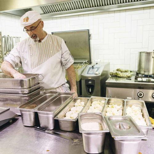 35 Mitarbeiter, darunter 3 ausgebildete Köche, sind in der Globus-Gastronomie beschäftigt. (Foto: Globus Koordination)
