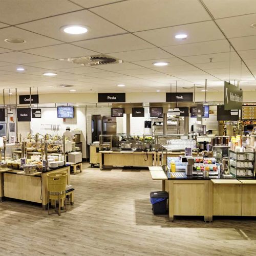 Globus SB-Warenhaus in Saarbrücken-Güdingen: Zwei SB-Einheiten für das Frühstücksangebot und Heißgetränke, im Hintergrund die Produktionseinheiten für den Mittags- und Abendtisch (Foto: Globus Koordination)