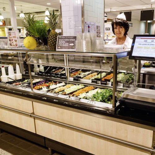 Salate werden im Restaurant frisch zubereitet („Schnippelküche“) – sowohl für das Restaurant als auch für die Auslage als Mitnahmeartikel im Markt. (Foto: Globus Koordination)