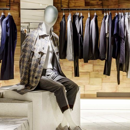 Sowohl im Storedesign als auch in der Mode selbst halten in der Herrenmode feminine Details Einzug. (Foto: Harvey Nichols)