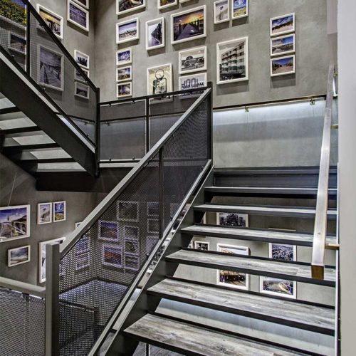 Das Treppenhaus aus Stahl zieren Insel-Fotos. (Foto: Hellner / Jens Schmidt)
