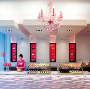 Hello Cupcake! in Washington D.C. zeigt ein perfektes Visual Merchandising mit rosa Kronleuchter

Foto: Maxwell MacKenzie