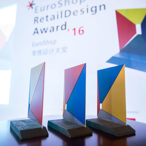 Die CI-Farben Rot, Blau und Gelb sind geblieben, das Design unterliegt einem stetigem Wandel. (Foto: EHI / Messe Düsseldorf)