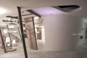 Dekorativ gestylte Stützpfeiler prägen das Store-Design im Licht-Center