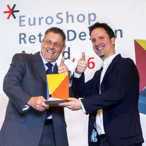 Klaus Bisch (Vitra) und Pedro Munarríz (Camper) um die Wette. (Foto: EHI / Messe Düsseldorf)