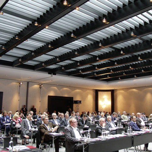 Rund 250 Teilnehmer trafen sich im großen Tagungsraum des Hyatt Regency Hotels in Düsseldorf.