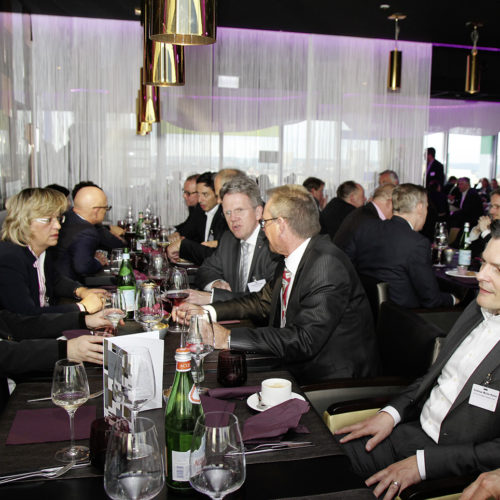 Gute Stimmung auf der Abendveranstaltung in der „View Skylounge“ mit Blick über den Düsseldorfer Medienhafen (Alle Fotos: Schoplick / EHI)