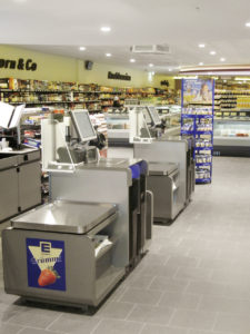 Edeka Grümmi in Boostedt bei Neumünster hat 4 SB-Terminals, an denen die Kunden ihre Ware selbst scannen und bezahlen können. (Foto: ITAB)