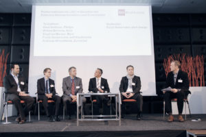 Die Teilnehmer der Podiumsdiskussion auf dem EHI-Kongress „Energiemanagement im Einzelhandel“ v.l.n.r.: Gerd Andreae (Philips), Wilken Behrens (Erco), Siegfried Becker (Bäro), Frank Hennemann (Self Electronics), Andreas Winkelheide (Zumtobel), Ralph Kensmann (Start Design). (Foto: Schoplick / EHI)