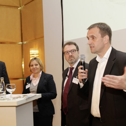 Dr. Volker Lange (Fraunhofer IML), Sibyl Weidner (Intersnack), Ulf-Thomas Kunz (Kaiser’s Tengelmann) und Christian Bodi (dm-drogerie markt) im Gespräch