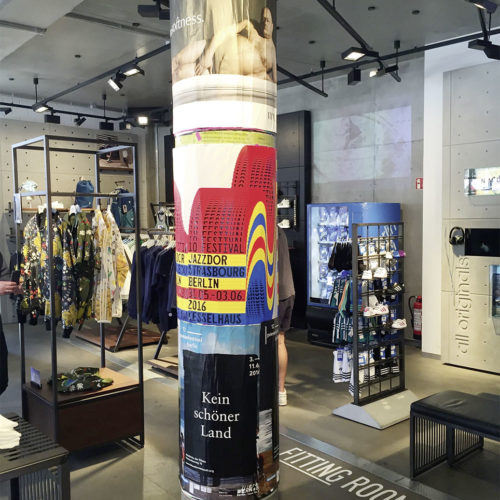 Im „Adidas Neighbourhood“-Store erfuhren die Teilnehmer, dass tragende Säulen als Werbefläche für lokale Veranstaltungen genutzt werden. (Foto: Medienfabrik Gütersloh)