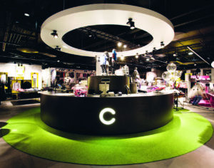 Kreisrunder Counter im Fashion Store Cubus, Skövde/Schweden