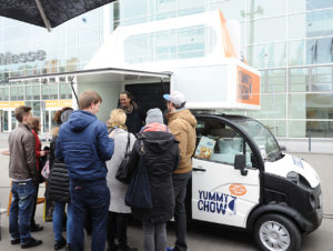 Bei Food Trucks und Street Food Festivals zählt vor allem der Entertainment-Aspekt. (Foto: Michael Zapf / Internorga)