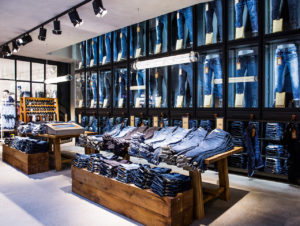 Raumhohe Schrankwand mit Glasfront im Jack & Jones-Flagship in Bremen (Foto: Jack & Jones)