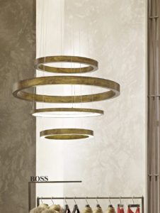 Perfekt auf das Interieur abgestimmte dekorative Leuchten im Modehaus Kaiser in Freiburg (Foto: Klaus Mellenthin für Blocher Blocher Partners)