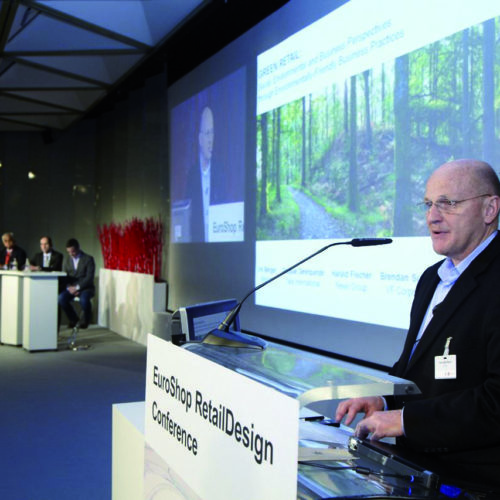 Kenneth Nisch (JGA) moderierte die Podiumsdiskussion zum Thema Nachhaltigkeit