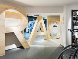Kunden werden mit raumhohen Holzbuchstaben auf die Rad-Abteilung aufmerksam gemacht. (Foto: Intersport Klöpping)