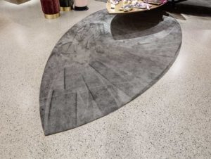 Schuh- und Accessoires-Abteilung des Modehauses Konen in München: blütenblattförmige Elemente aus fest verlegtem hochflorigem Teppich auf Terrazzoboden. (Foto: Konen)