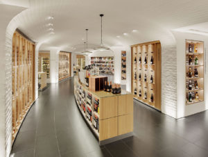 Bedingt durch die Verbreitung von LED geht der Trend zu Licht, das in die Verkaufsmöbel integriert ist – wie in der Weinabteilung des französischen Edelkaufhauses Le Bon Marché. (Foto: Schweitzer Group)