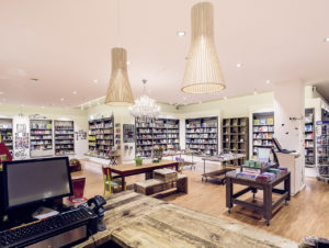 Die Buchhandlung Petra Esser in Kaarst nimmt es mit der nahen Konkurrenz in Düsseldorf locker auf. (Foto: Leifhelm Eventfotografie)